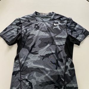 Nike Pro Combat Dri Fit Men’s M grey/black camo fitted workout T